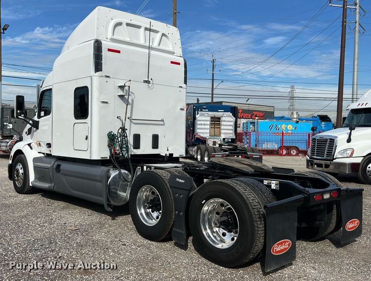 image for item DQ2364 2019 Peterbilt 579 semi truck