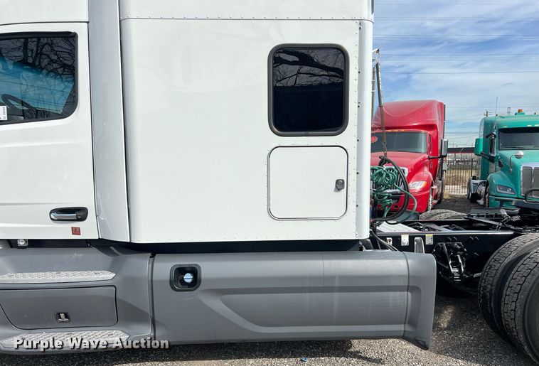 image for item DQ2364 2019 Peterbilt 579 semi truck