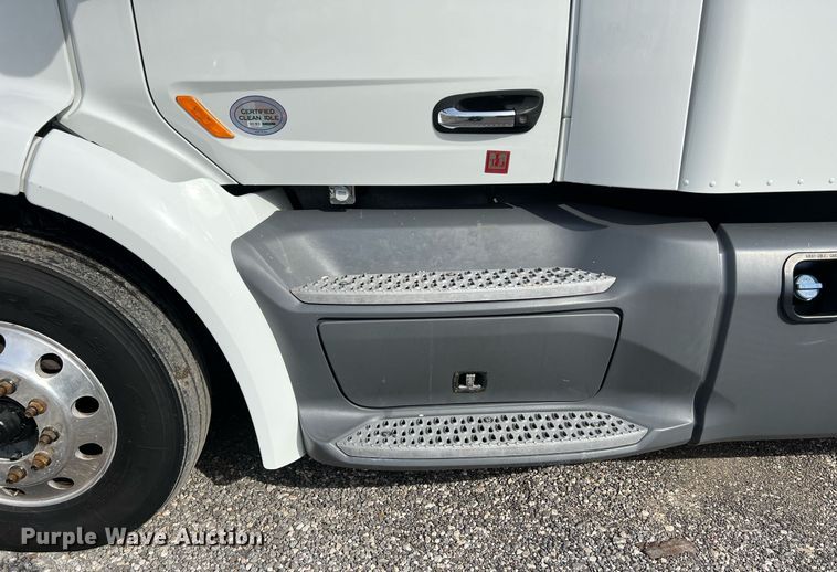 image for item DQ2364 2019 Peterbilt 579 semi truck