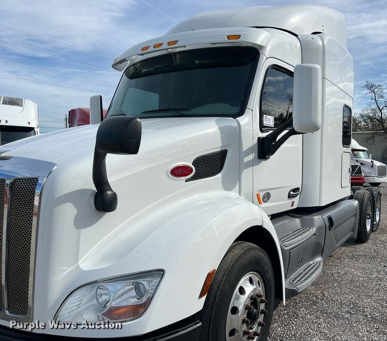 image for item DQ2364 2019 Peterbilt 579 semi truck