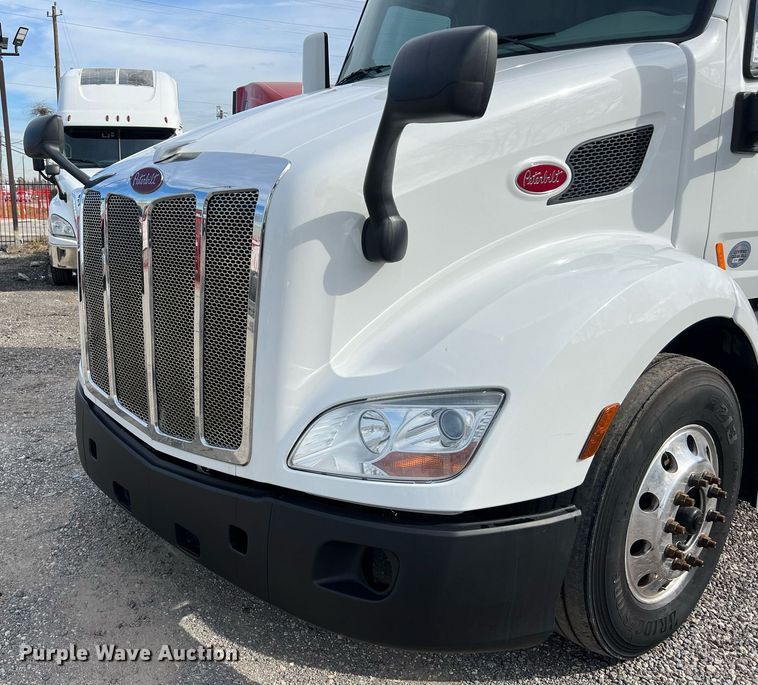 image for item DQ2364 2019 Peterbilt 579 semi truck