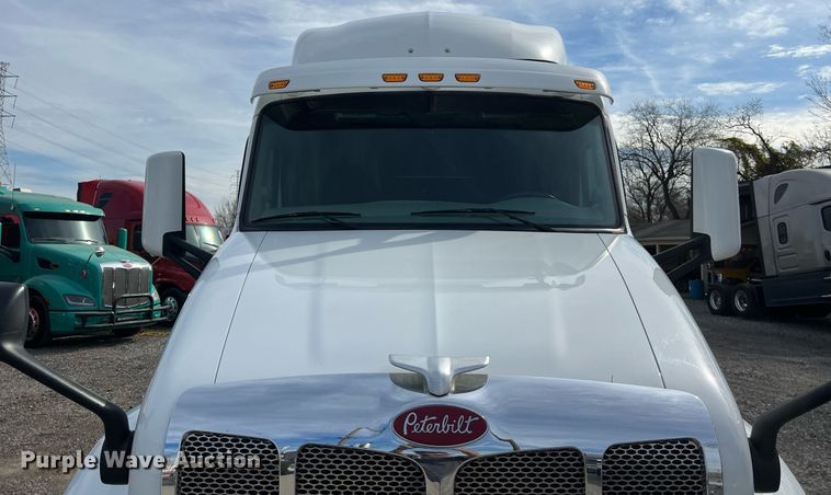 image for item DQ2364 2019 Peterbilt 579 semi truck