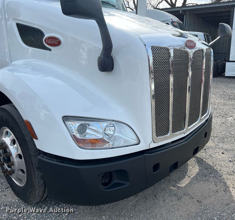 image for item DQ2364 2019 Peterbilt 579 semi truck