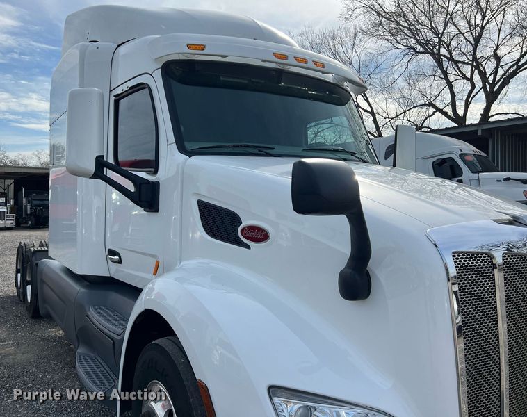 image for item DQ2364 2019 Peterbilt 579 semi truck