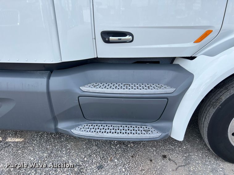 image for item DQ2364 2019 Peterbilt 579 semi truck