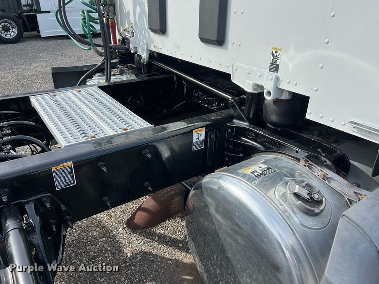 image for item DQ2364 2019 Peterbilt 579 semi truck