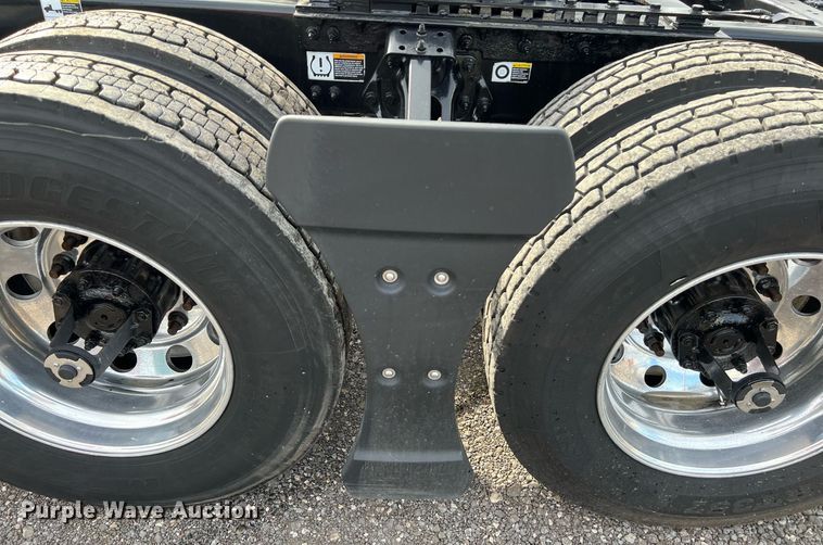 image for item DQ2364 2019 Peterbilt 579 semi truck