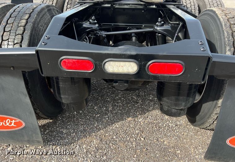 image for item DQ2364 2019 Peterbilt 579 semi truck