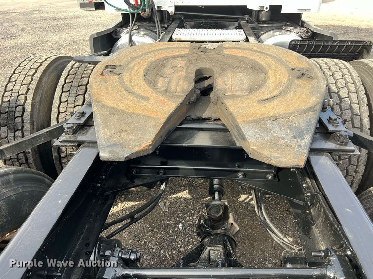 image for item DQ2364 2019 Peterbilt 579 semi truck