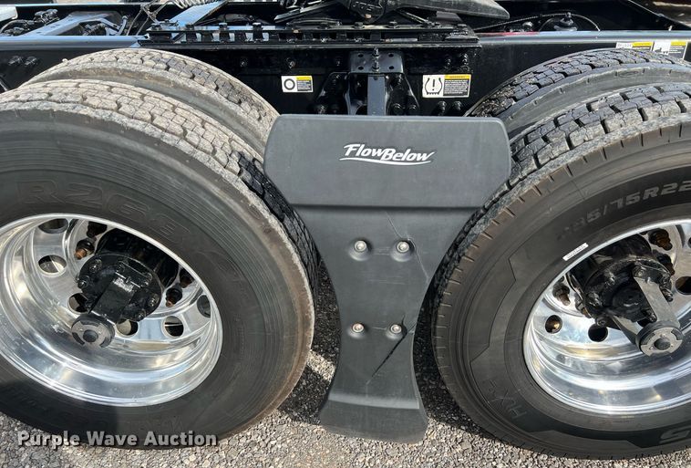 image for item DQ2364 2019 Peterbilt 579 semi truck