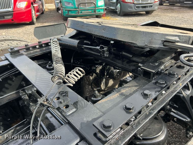 image for item DQ2364 2019 Peterbilt 579 semi truck