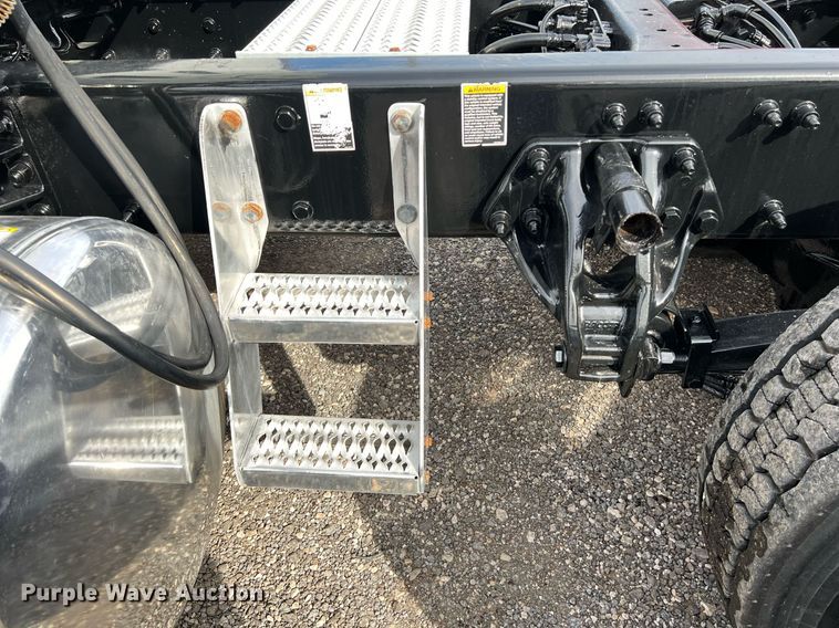 image for item DQ2364 2019 Peterbilt 579 semi truck