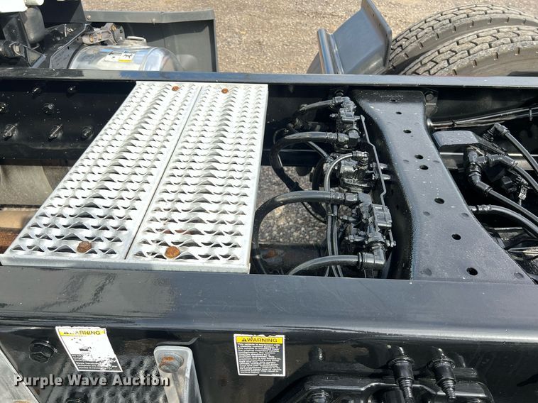 image for item DQ2364 2019 Peterbilt 579 semi truck