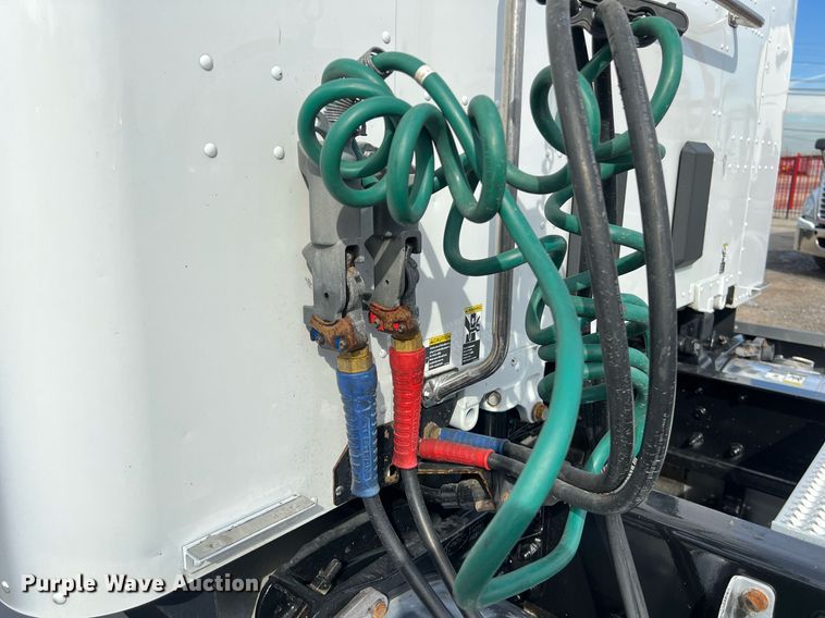 image for item DQ2364 2019 Peterbilt 579 semi truck