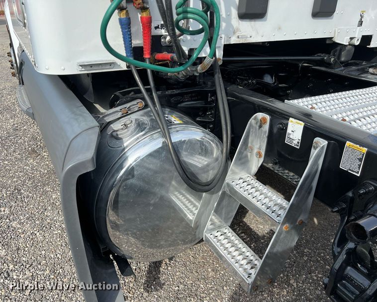 image for item DQ2364 2019 Peterbilt 579 semi truck
