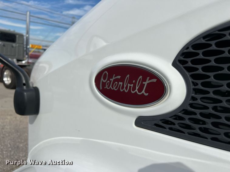image for item DQ2364 2019 Peterbilt 579 semi truck