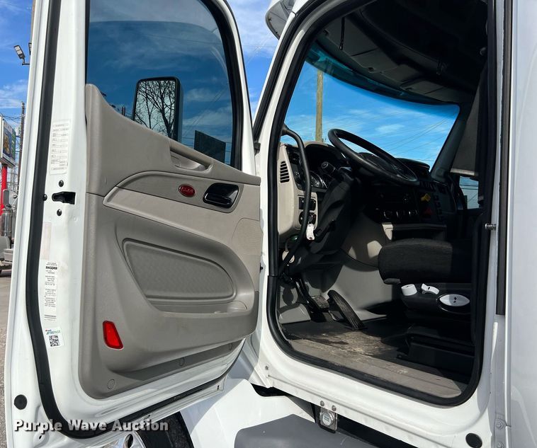 image for item DQ2364 2019 Peterbilt 579 semi truck