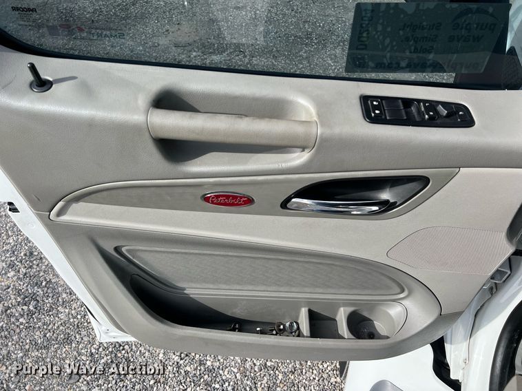 image for item DQ2364 2019 Peterbilt 579 semi truck