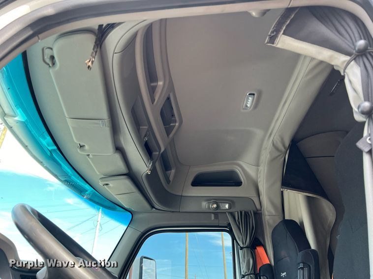 image for item DQ2364 2019 Peterbilt 579 semi truck