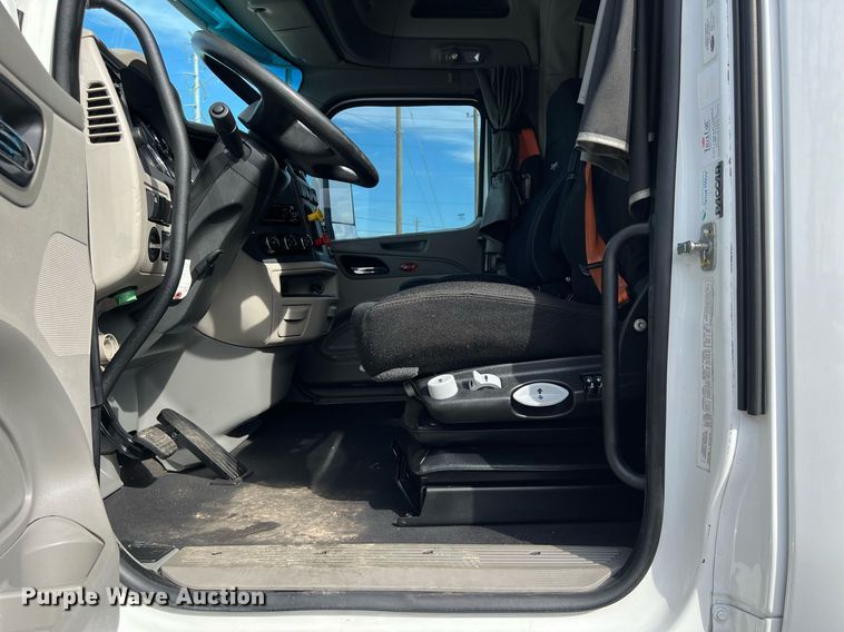 image for item DQ2364 2019 Peterbilt 579 semi truck