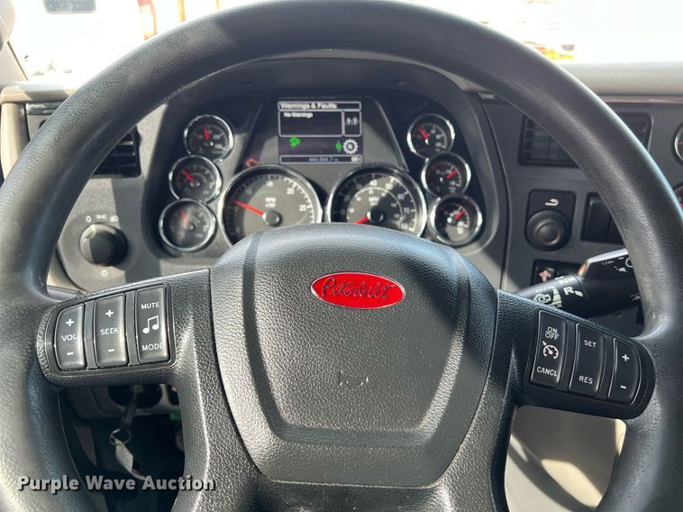 image for item DQ2364 2019 Peterbilt 579 semi truck