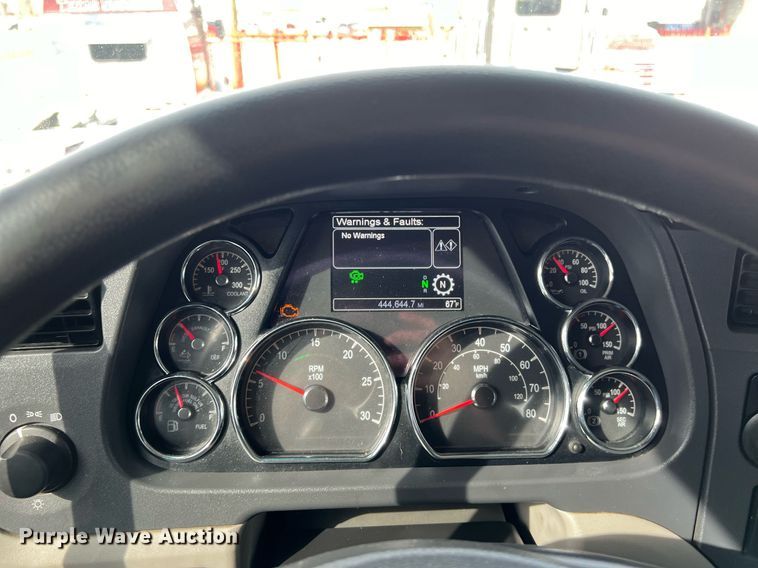 image for item DQ2364 2019 Peterbilt 579 semi truck