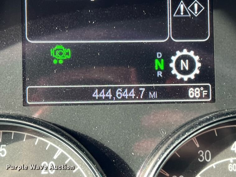 image for item DQ2364 2019 Peterbilt 579 semi truck