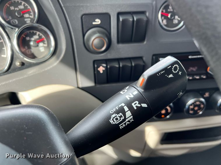 image for item DQ2364 2019 Peterbilt 579 semi truck