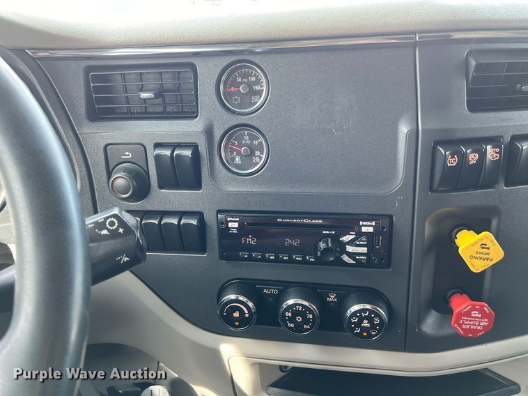 image for item DQ2364 2019 Peterbilt 579 semi truck