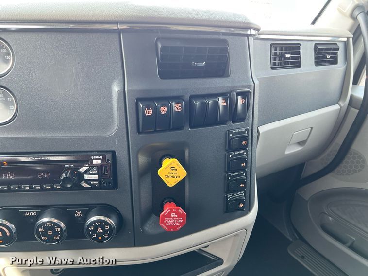 image for item DQ2364 2019 Peterbilt 579 semi truck