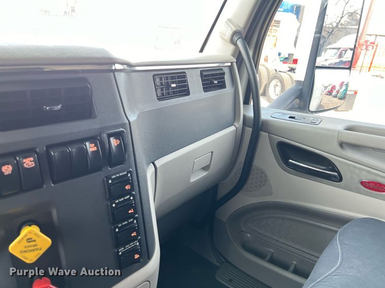 image for item DQ2364 2019 Peterbilt 579 semi truck