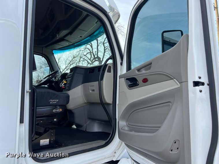 image for item DQ2364 2019 Peterbilt 579 semi truck