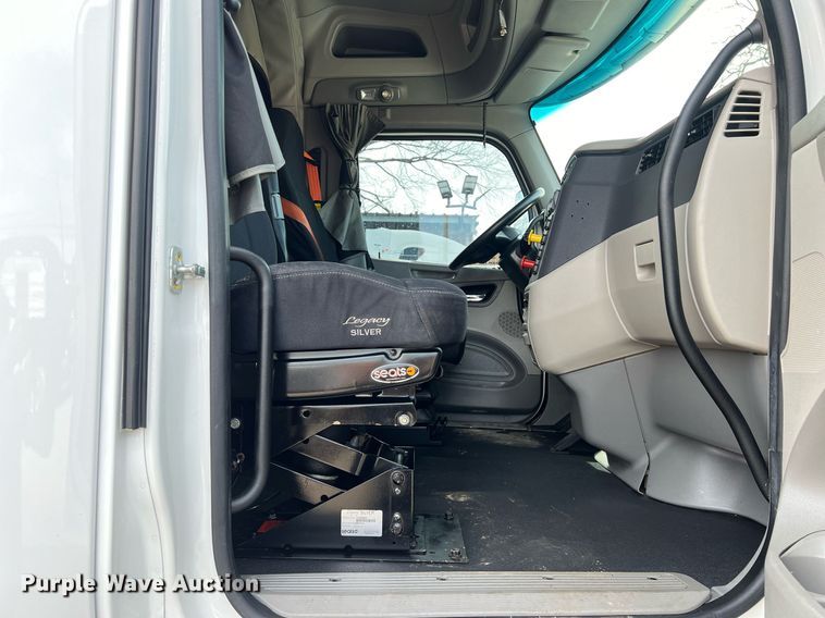 image for item DQ2364 2019 Peterbilt 579 semi truck