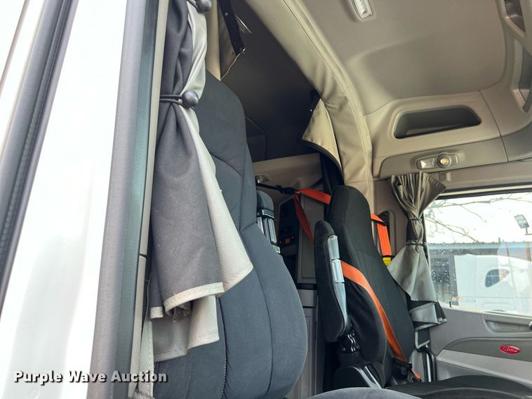 image for item DQ2364 2019 Peterbilt 579 semi truck