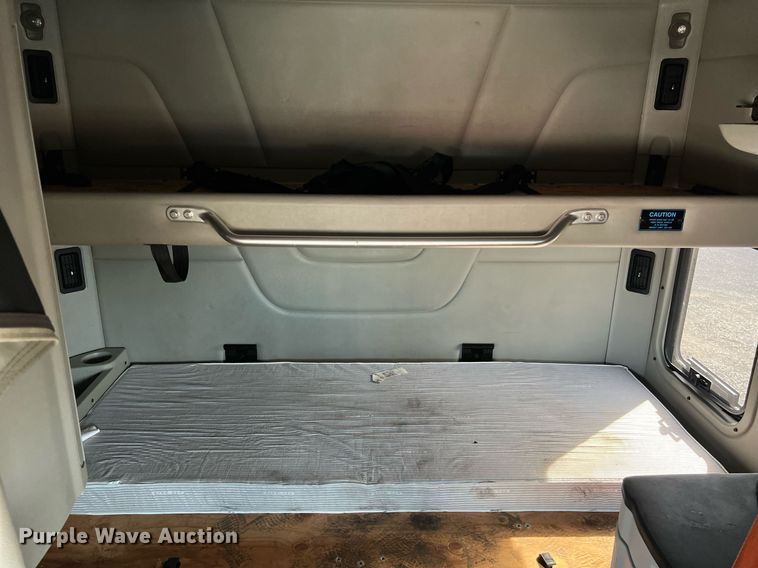 image for item DQ2364 2019 Peterbilt 579 semi truck