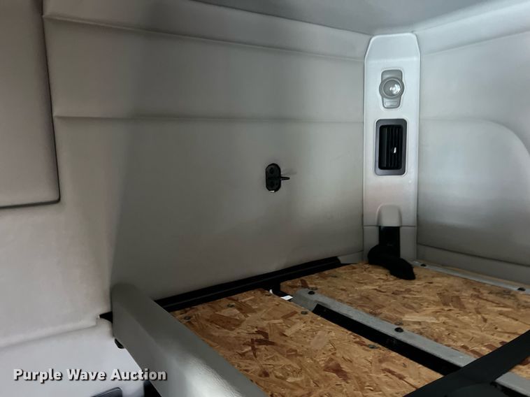 image for item DQ2364 2019 Peterbilt 579 semi truck