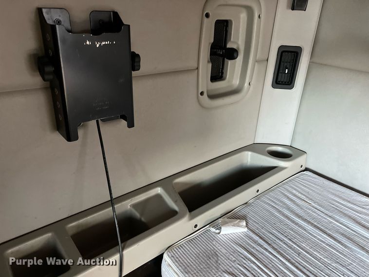 image for item DQ2364 2019 Peterbilt 579 semi truck