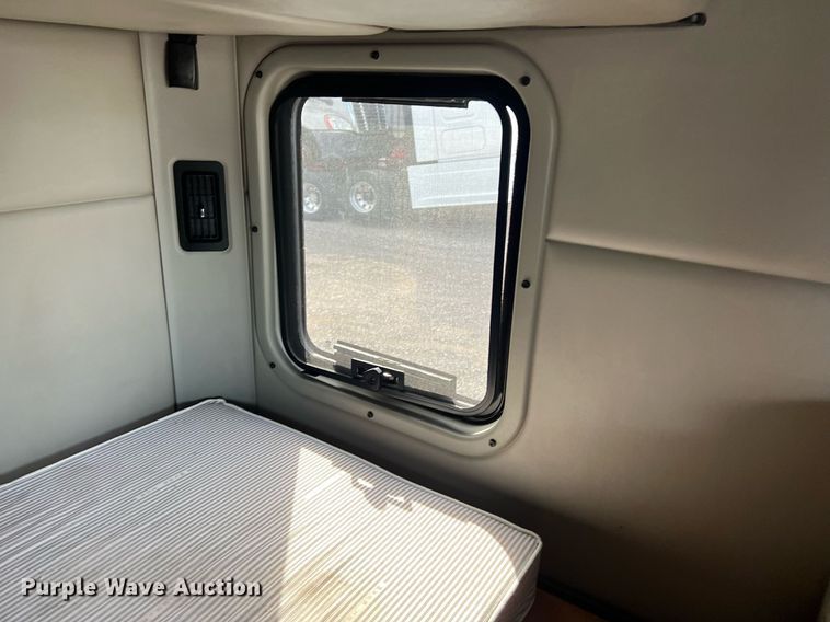 image for item DQ2364 2019 Peterbilt 579 semi truck