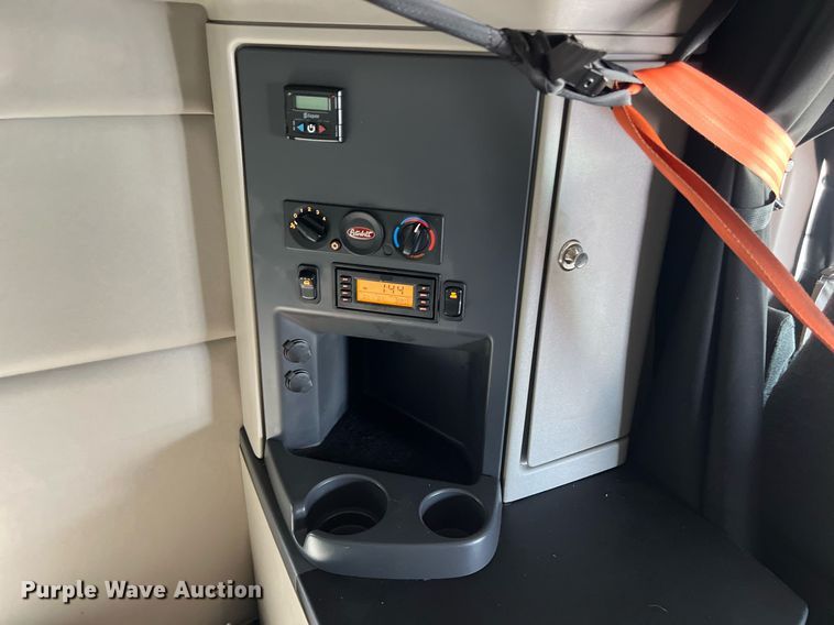 image for item DQ2364 2019 Peterbilt 579 semi truck