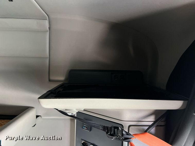 image for item DQ2364 2019 Peterbilt 579 semi truck