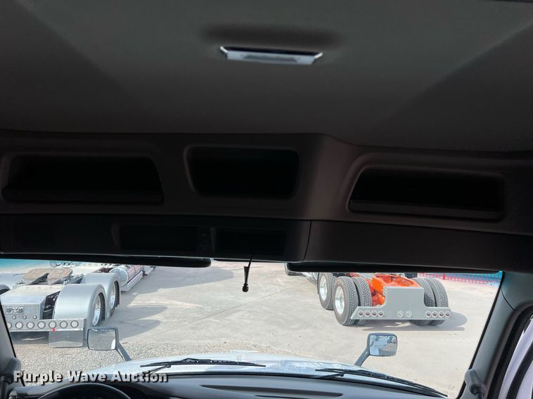 image for item DQ2364 2019 Peterbilt 579 semi truck