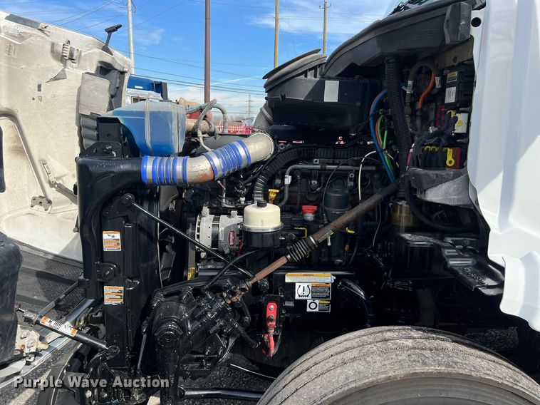 image for item DQ2364 2019 Peterbilt 579 semi truck