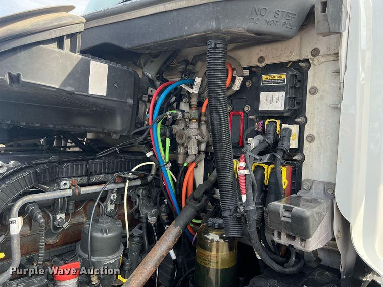 image for item DQ2364 2019 Peterbilt 579 semi truck