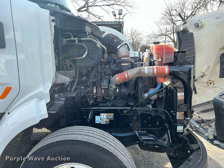 image for item DQ2364 2019 Peterbilt 579 semi truck