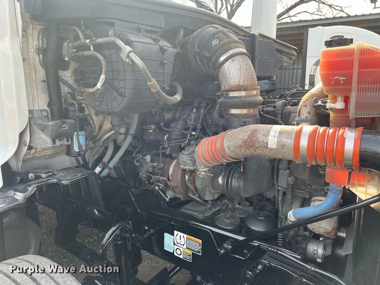 image for item DQ2364 2019 Peterbilt 579 semi truck