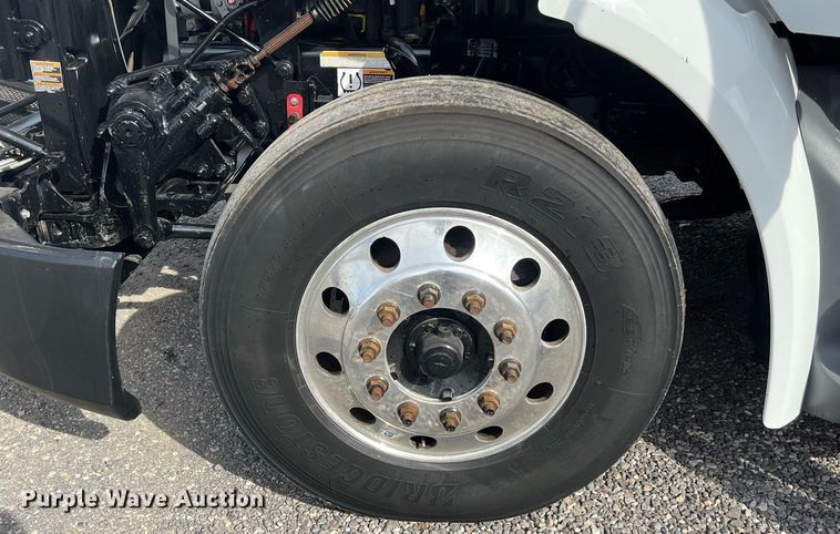 image for item DQ2364 2019 Peterbilt 579 semi truck