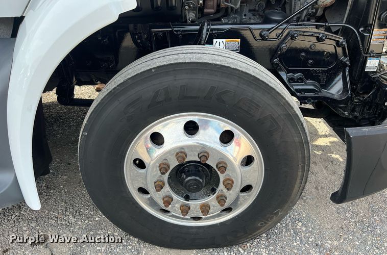 image for item DQ2364 2019 Peterbilt 579 semi truck