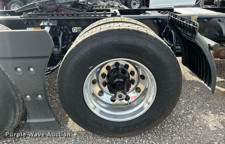 image for item DQ2364 2019 Peterbilt 579 semi truck