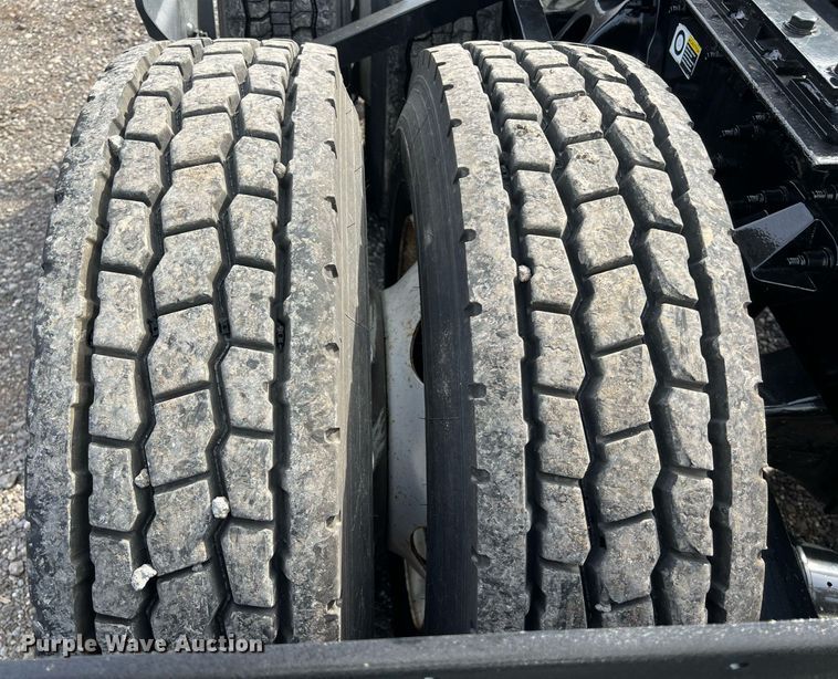 image for item DQ2364 2019 Peterbilt 579 semi truck