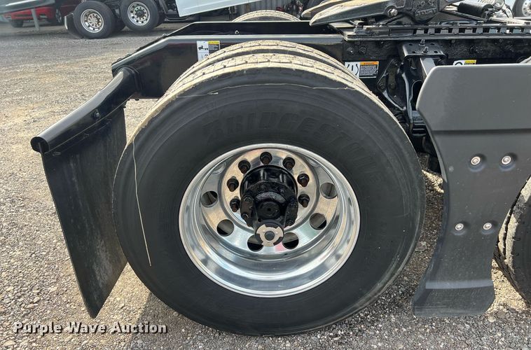 image for item DQ2364 2019 Peterbilt 579 semi truck